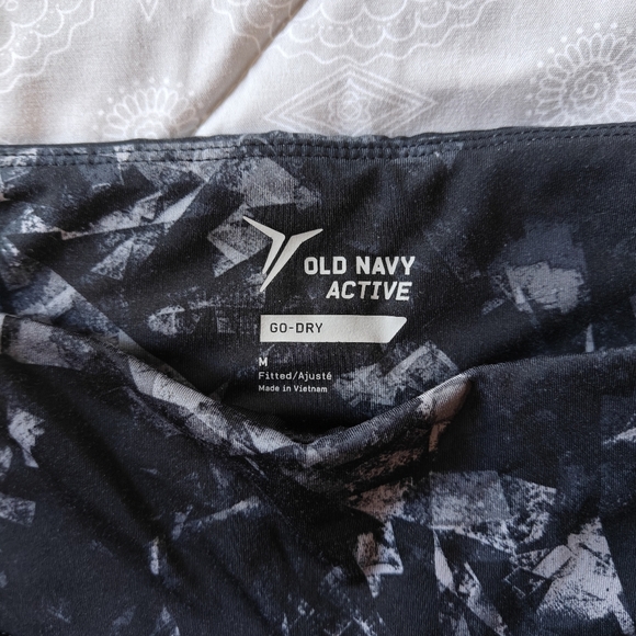 Old Navy Active Go Dry Capri Crop Legging Knee Length‎ Fitted Black Media Pocket - Picture 5 of 6